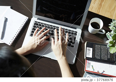 パソコン　女性　在宅　ビジネス　学習 37768976