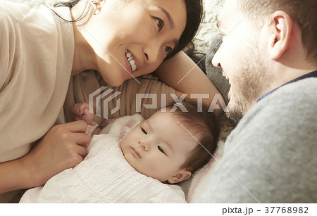 国際結婚　夫婦　赤ちゃん　添い寝 37768982