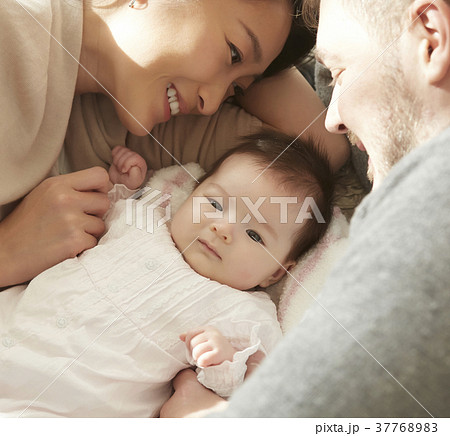 国際結婚　夫婦　赤ちゃん　添い寝 37768983