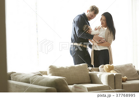 国際結婚の夫婦 暮らし リビング 国際結婚の夫婦 暮らし リビング 37768995
