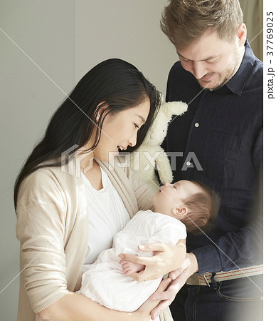国際結婚　赤ちゃんを抱く夫婦　ポートレート 37769025