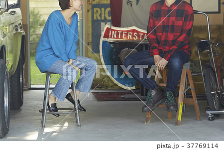 ガレージにいる家族 37769114