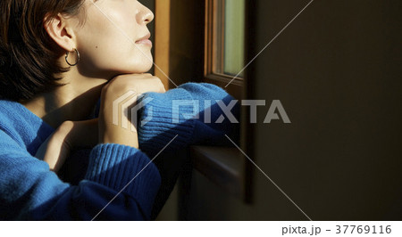 リビングでくつろぐ女性 37769116