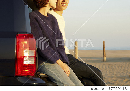 ドライブをするカップル 37769118