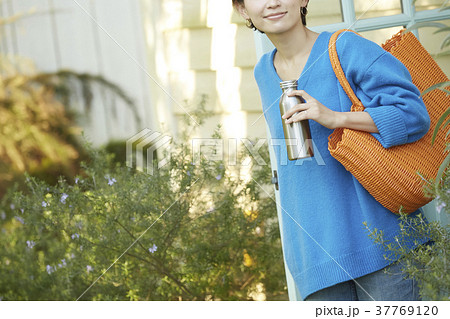 屋外に出る女性 37769120