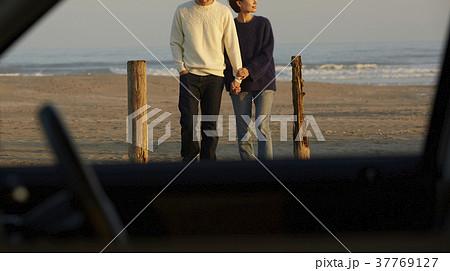 海岸を歩くカップル 37769127