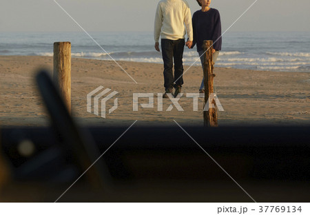 海岸を歩くカップル 37769134