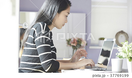 パソコン　女性　在宅　ビジネス　学習 37769199
