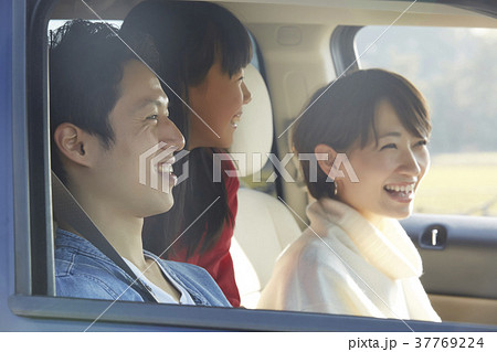 ドライブをする家族 37769224
