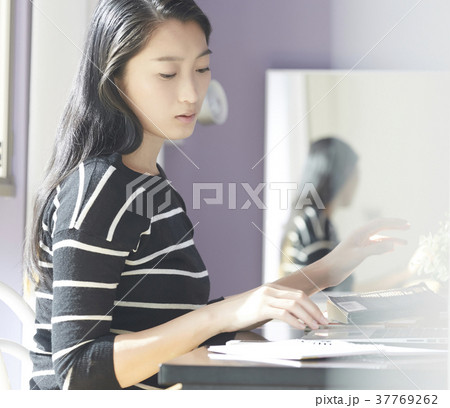 パソコン　女性　在宅　ビジネス　学習 37769262
