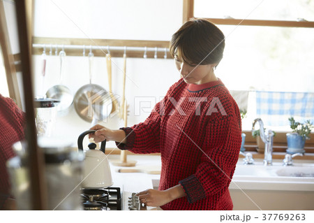 キッチンにいる女性 キッチンにいる女性 37769263