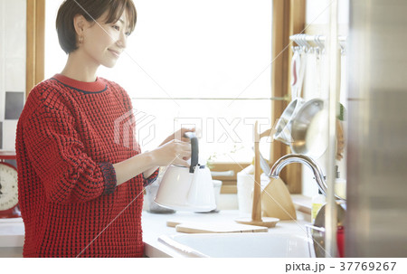 キッチンにいる女性 37769267
