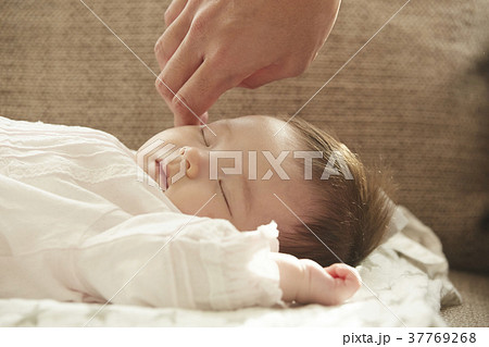 ソファで眠る赤ちゃん 37769268
