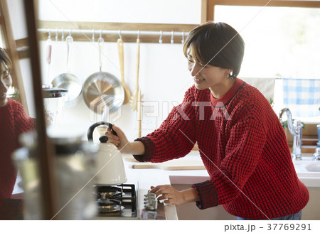 キッチンにいる女性 37769291