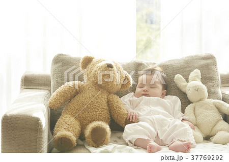 ソファで眠る赤ちゃん 37769292