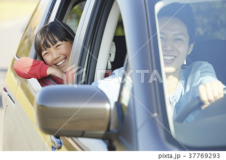 ドライブをする家族 37769293