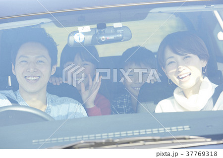 ドライブをする家族 37769318