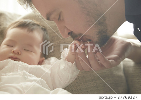 赤ちゃんにキスする父親 37769327