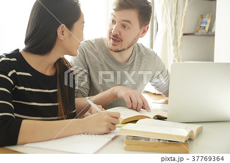 外国人講師と英会話を学ぶ女性 外国人講師と英会話を学ぶ女性 37769364