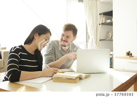 外国人講師と英会話を学ぶ女性 37769393