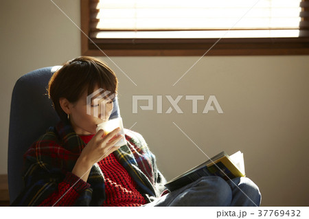 リビングでくつろぐ女性 リビングでくつろぐ女性 37769432