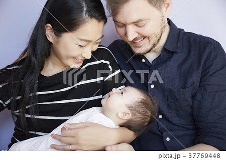国際結婚　赤ちゃんを抱く夫婦 37769448