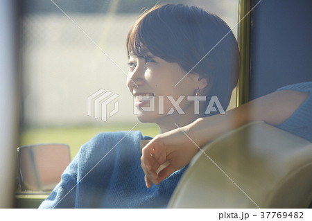 車に乗る女性 37769482