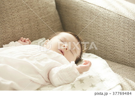 ソファで眠る赤ちゃん 37769484
