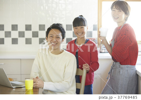 キッチンにいる家族 37769485