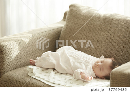 ソファで眠る赤ちゃんの写真素材
