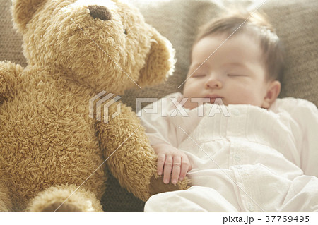 ソファで眠る赤ちゃん 37769495