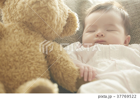 ソファで眠る赤ちゃん 37769522
