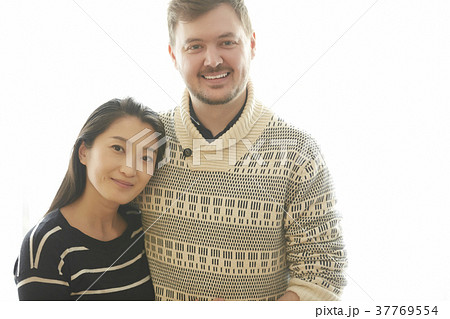 国際結婚　カップル　ポートレート 37769554