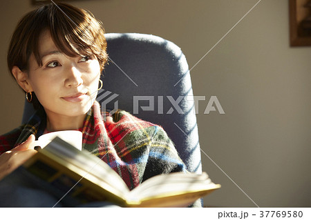 リビングでくつろぐ女性 リビングでくつろぐ女性 37769580