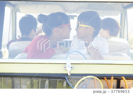 ドライブをする家族 ドライブをする家族 37769653