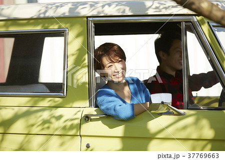 ドライブをするカップル 37769663