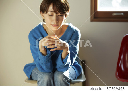 リビングでくつろぐ女性 37769863