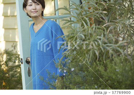 屋外に出る女性 屋外に出る女性 37769900