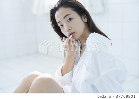 女性 ビューティ メイク 女性 ビューティ メイク 37769901