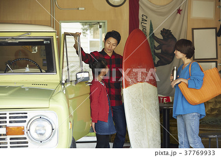 ガレージにいる家族 ガレージにいる家族 37769933