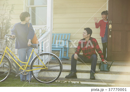 お出かけをする家族 37770001