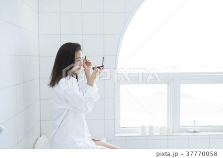女性　ビューティ　メイク 37770058