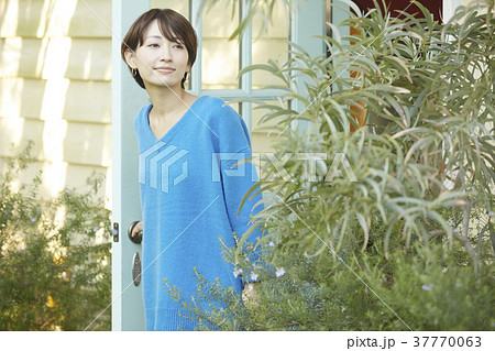 屋外に出る女性 37770063