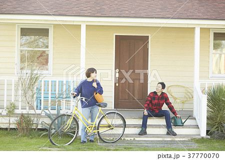 屋外でくつろぐ夫婦 37770070