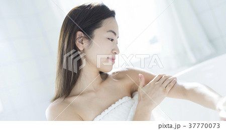 女性　ビューティ　ボディケア 37770073