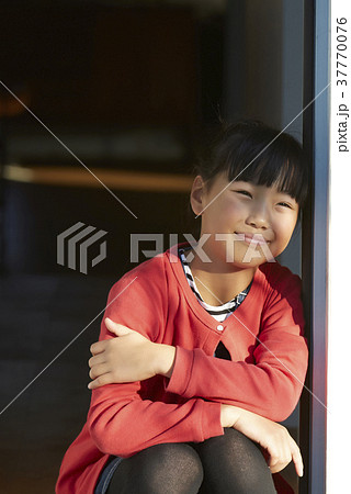 玄関にいる女の子 37770076
