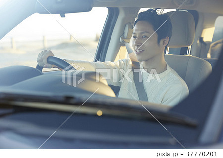 ドライブをする男性 37770201