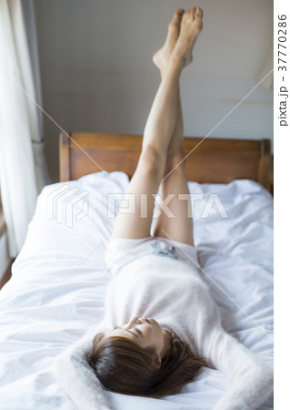 女性　屋外　くつろぐ 37770286