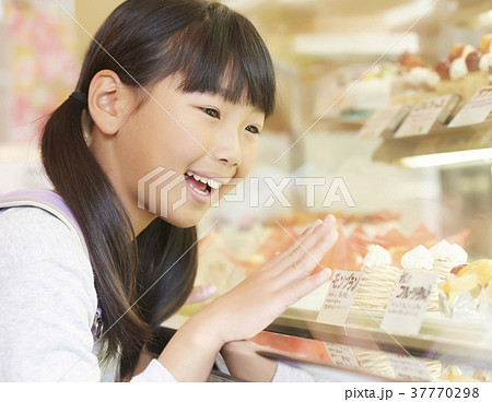 ケーキを買いに来た子供 ケーキを買いに来た子供 37770298