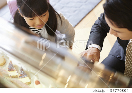 ケーキを買いに来た親子 37770304